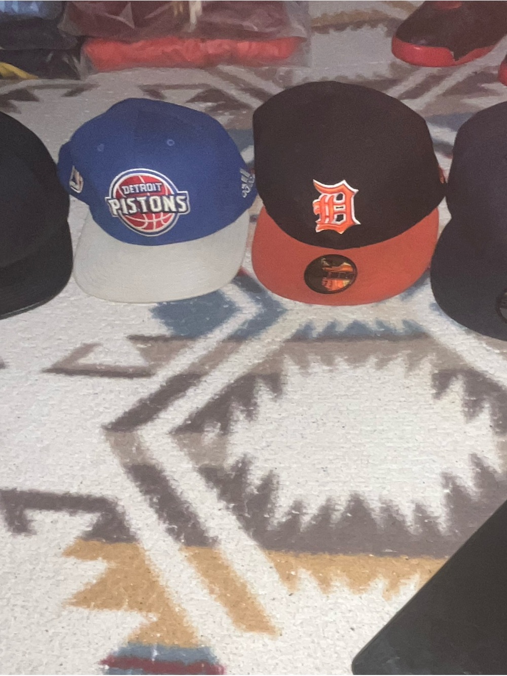 (4) DETROIT FITTEDS & LEATHER SNAPBACK